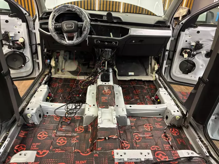 Шумоизоляция пола Audi Q3